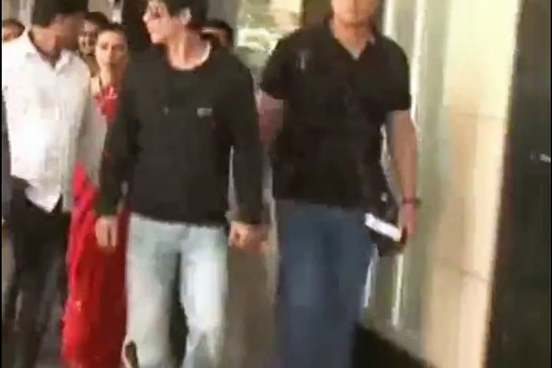 Shahrukh Khan returns from london seen at Mumbai international airpot