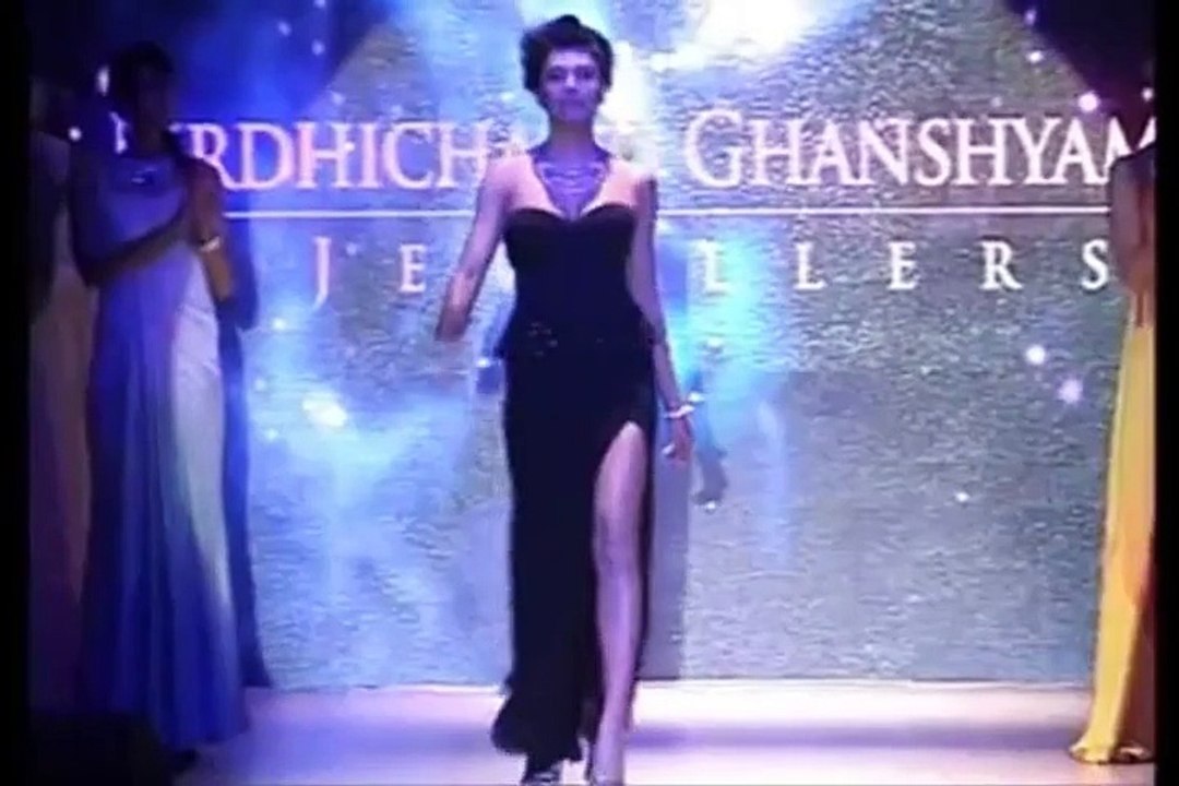 Sushmita Sen's Funny MOMENT while walking on the ramp