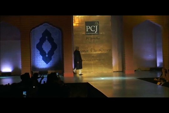 Javed Akhtar walks the ramp with his son Farhan Akhtar at Mijwan Fashion Show 2015