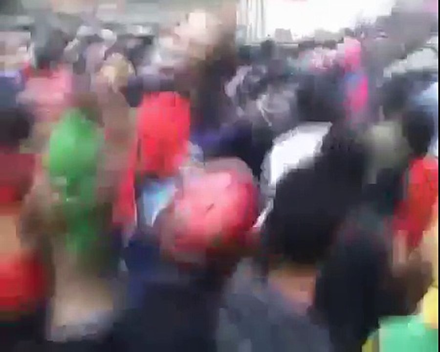 Polisi DiHajar Massa Sampai Bonyok