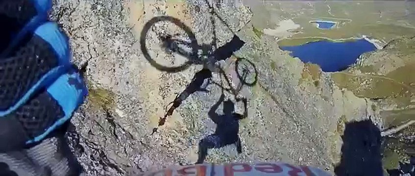 Ce rider belge fait du VTT sur une slackline à 2700 mètres d'altitude
