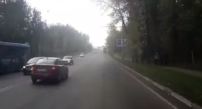 Il double par la droite et finit par faire un accident grave