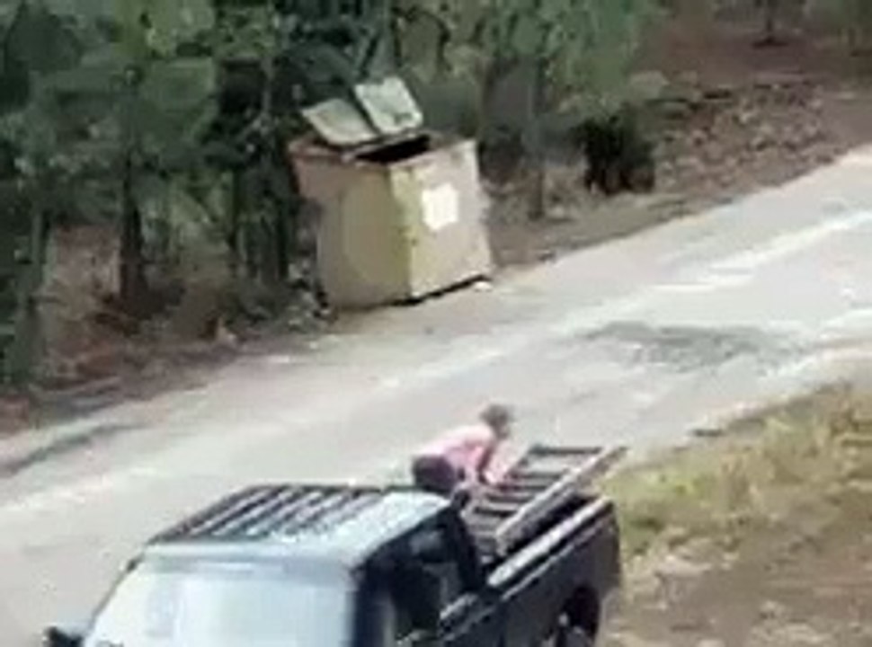 İnsanların her zaman acımasız olmadığını gösteren harika bir video! VideoTurkiye.Net
