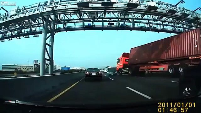 Truck crushes cars in horror Taiwan highway crash