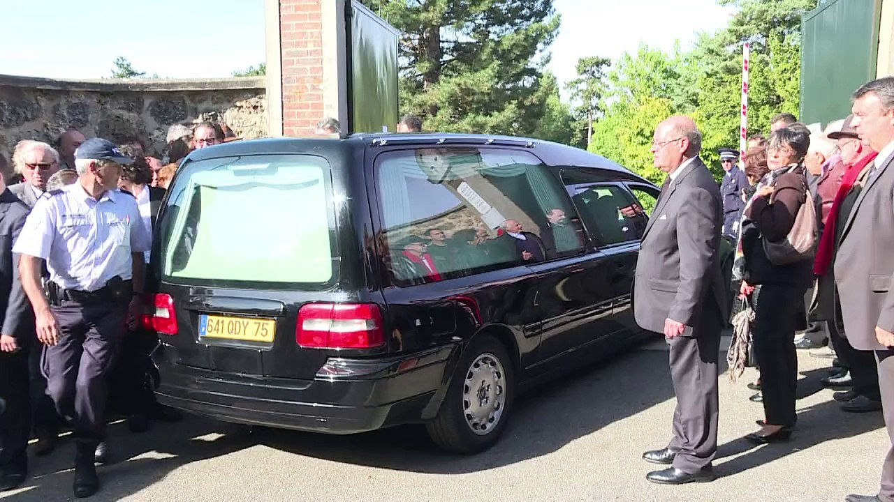 Guy Béart inhumé à Garches en présence du monde du spectacle