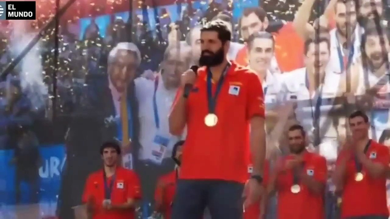 Mirotic entona el 'Yo soy español' en la celebración del Eurobasket