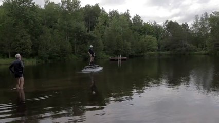 Un hover-board sur l'eau