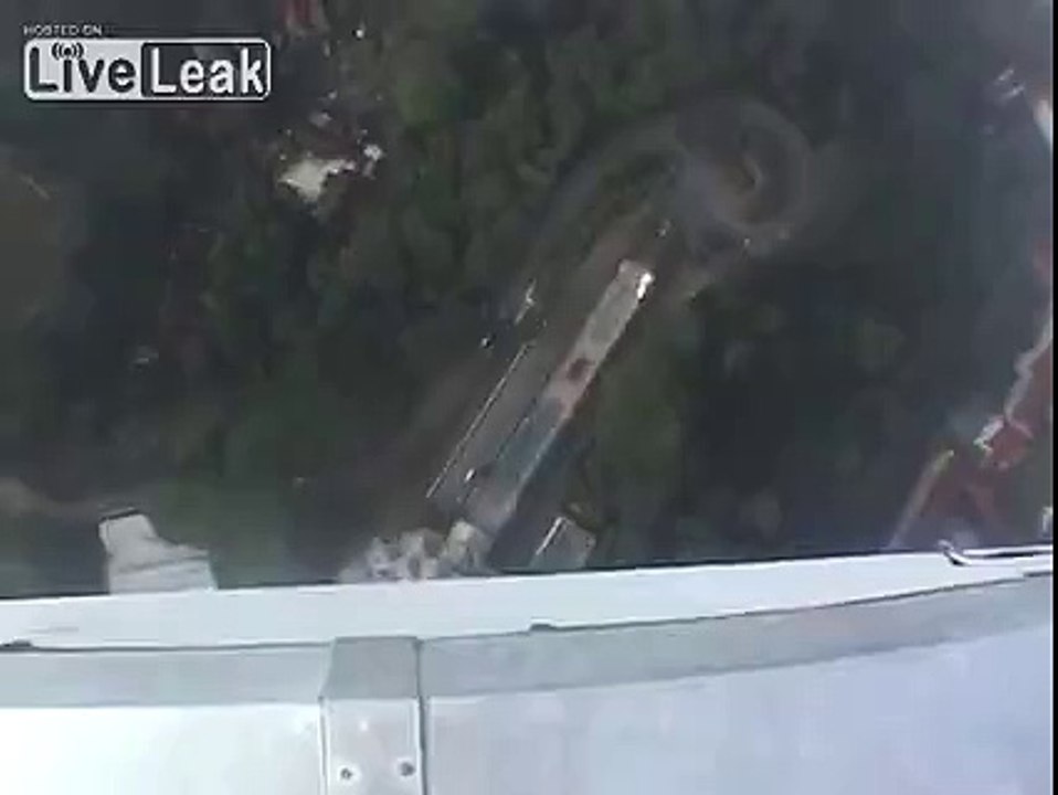 LiveLeak.com - base jumper fakes fall