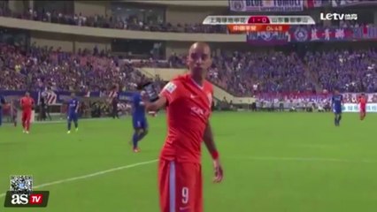 Diego Tardelli mostra celular de preparador físico na China