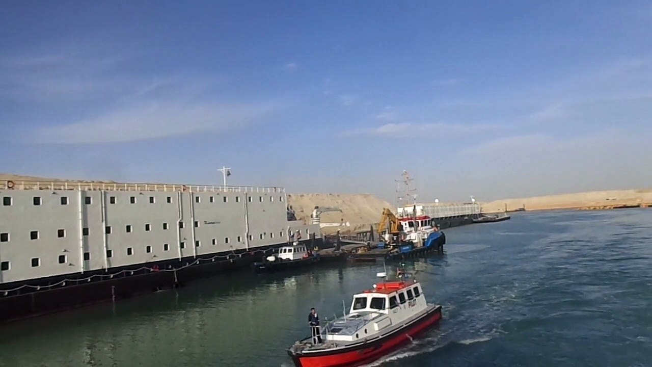 قناة السويس الجديدة  المدخل بقناة الاتصال 89 وفندق العاملين بالكراكات فبراير2015