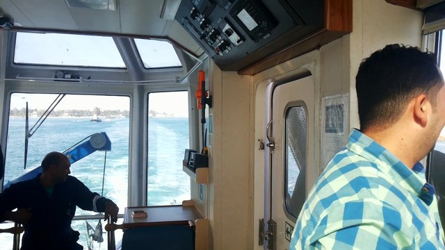 الصحفيون فى طريقهم الى قناة السويس الجديدة فبراير2015 على قاطرة تابعة لهيئة قناة السويس