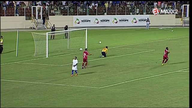 Robinho quase marca após receber cobrança de tiro de meta