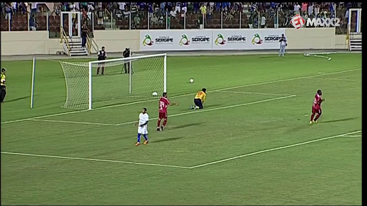 Robinho quase marca após receber cobrança de tiro de meta