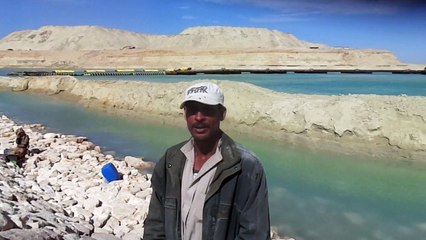 عامل تدبيش بقناة السويس الجديدة فبراير2015