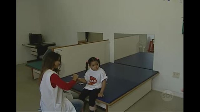 Crianças da AACD usam bandagens coloridas como parte do tratamento