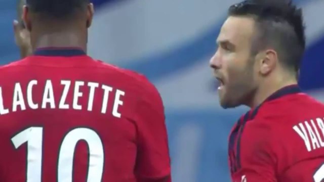 Alexandre Lacazette FIGHT Mathieu Valbuena For The Penalty - Marseille 0-1 Lyon ( Ligue 1 ) 2015