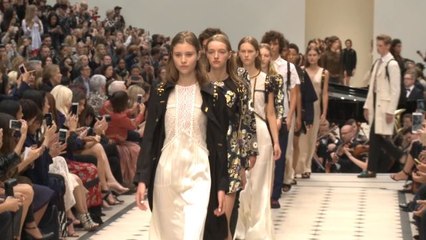 Vogue Fashion Week - Burberry Prorsum Spring 2016 Ready-to-Wear