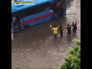 Adanadaki Selde Halay Çeken İnsanlar