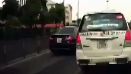 Bẻ trộm kính chiếu hậu bị tài xế dạy cho bài học nhớ đời