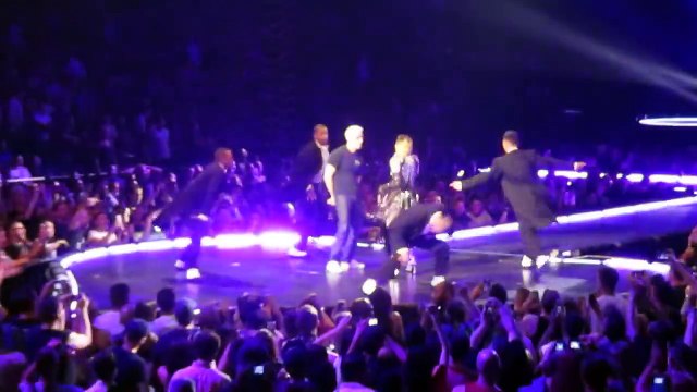 Madonna met une fessée au journaliste de CNN Anderson Cooper sur scène.