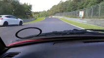 Accident terrible sur le circuit de Nürburgring. Une voiture s'envole et fait 3 tonneaux