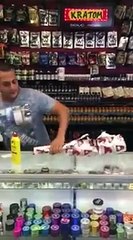 Un vendeur fait une démo de la solidité de ses bongs en acrylique...