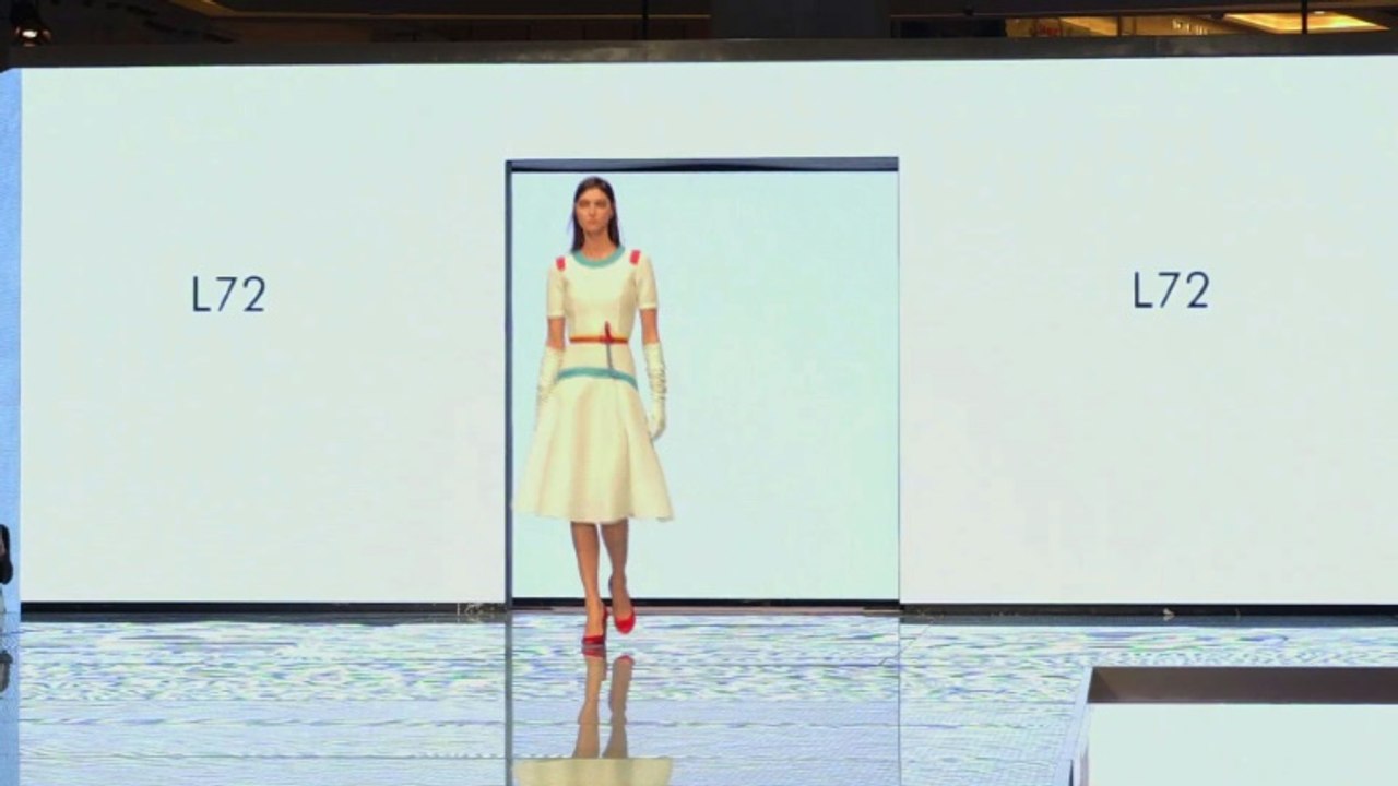 A Dubaï, une créatrice de mode saoudienne revisite la robe traditionnelle