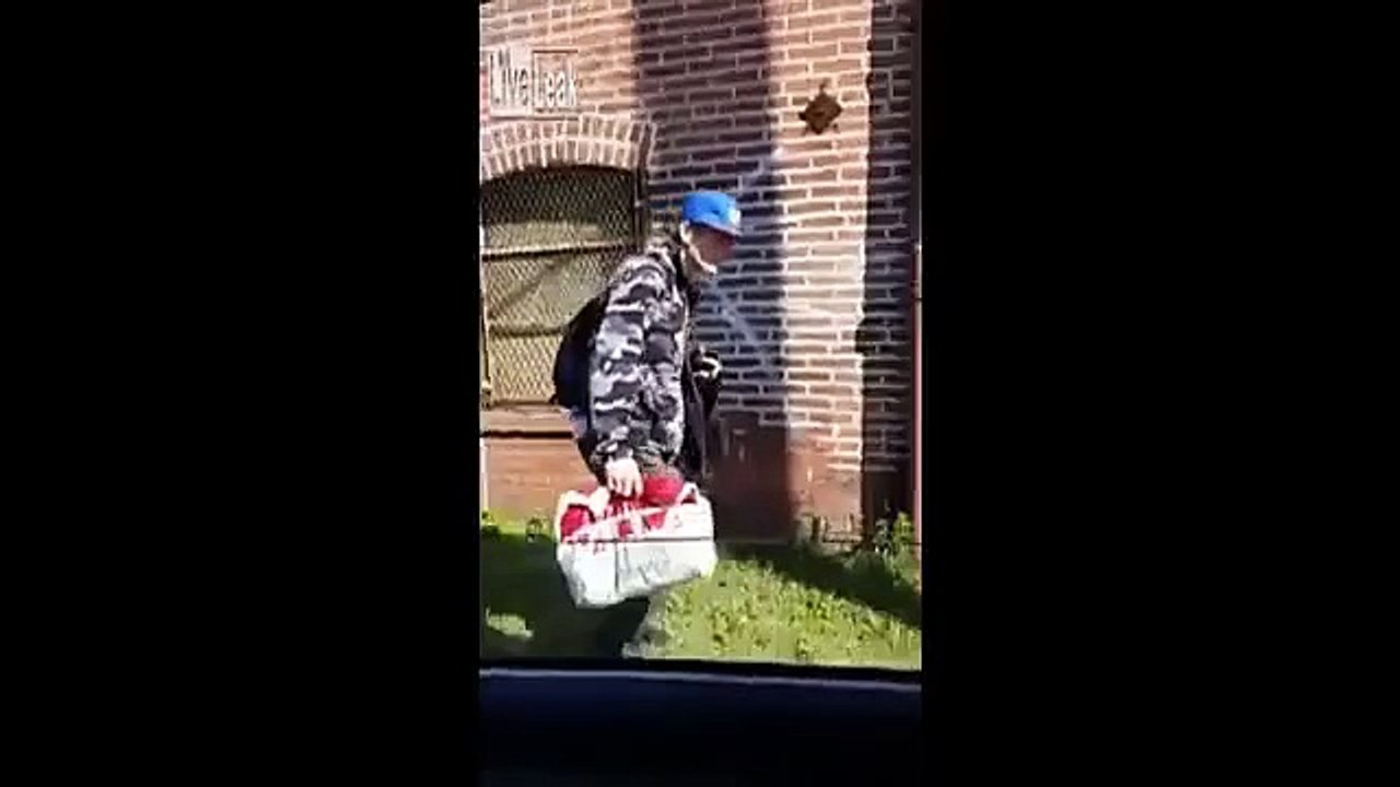 Giants fan gets his hat snatched in Philadelphia