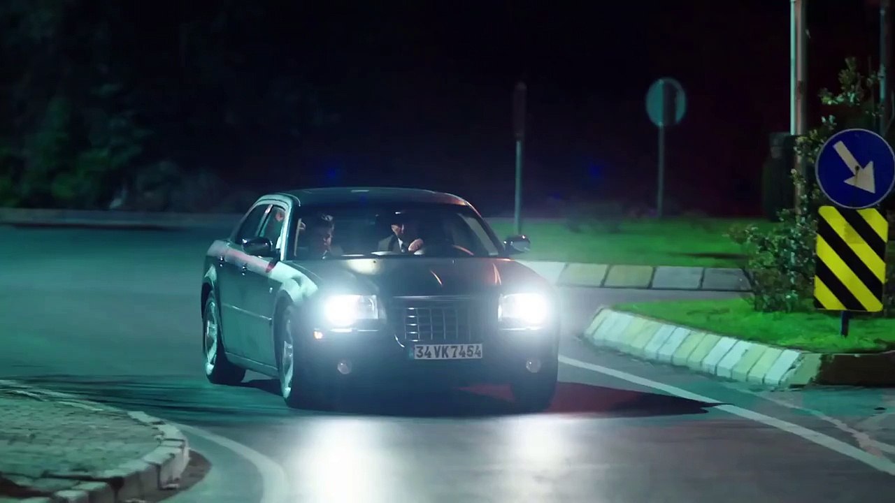 Paramparça 17. Bölüm Hazalın Bulunduğu Araç Kurşunlandı