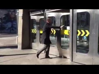 Pierre Brassard salue ses auditeurs au métro Beaudry