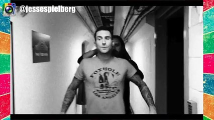 Adam Levine Exposed Butt And Kisses Man Maroon 5 This Summer Is Going To Hurt Like A Mothe
