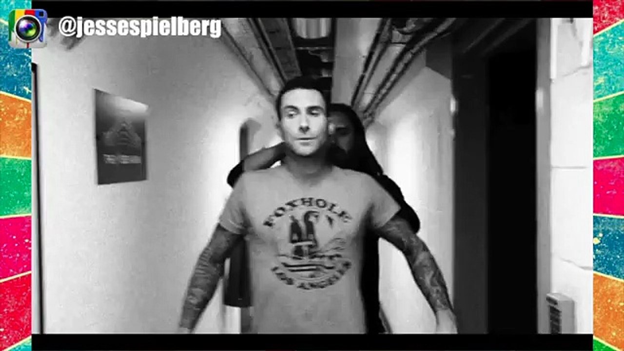 Adam Levine Exposed Butt And Kisses Man Maroon 5 This Summer Is Going To Hurt Like A Mothe