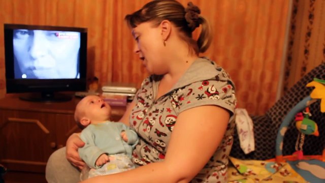 Трёхмесячный малыш поёт Жили у бабуси