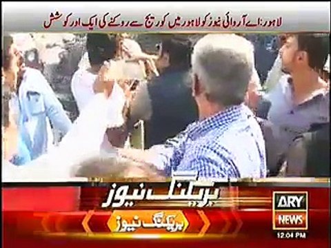 PMLN Workers Misbehaves & Pushes Arif Hameed Bhatti Outside Polling Station Laho