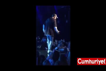 Hayranlarına kızdı sahneyi terketti