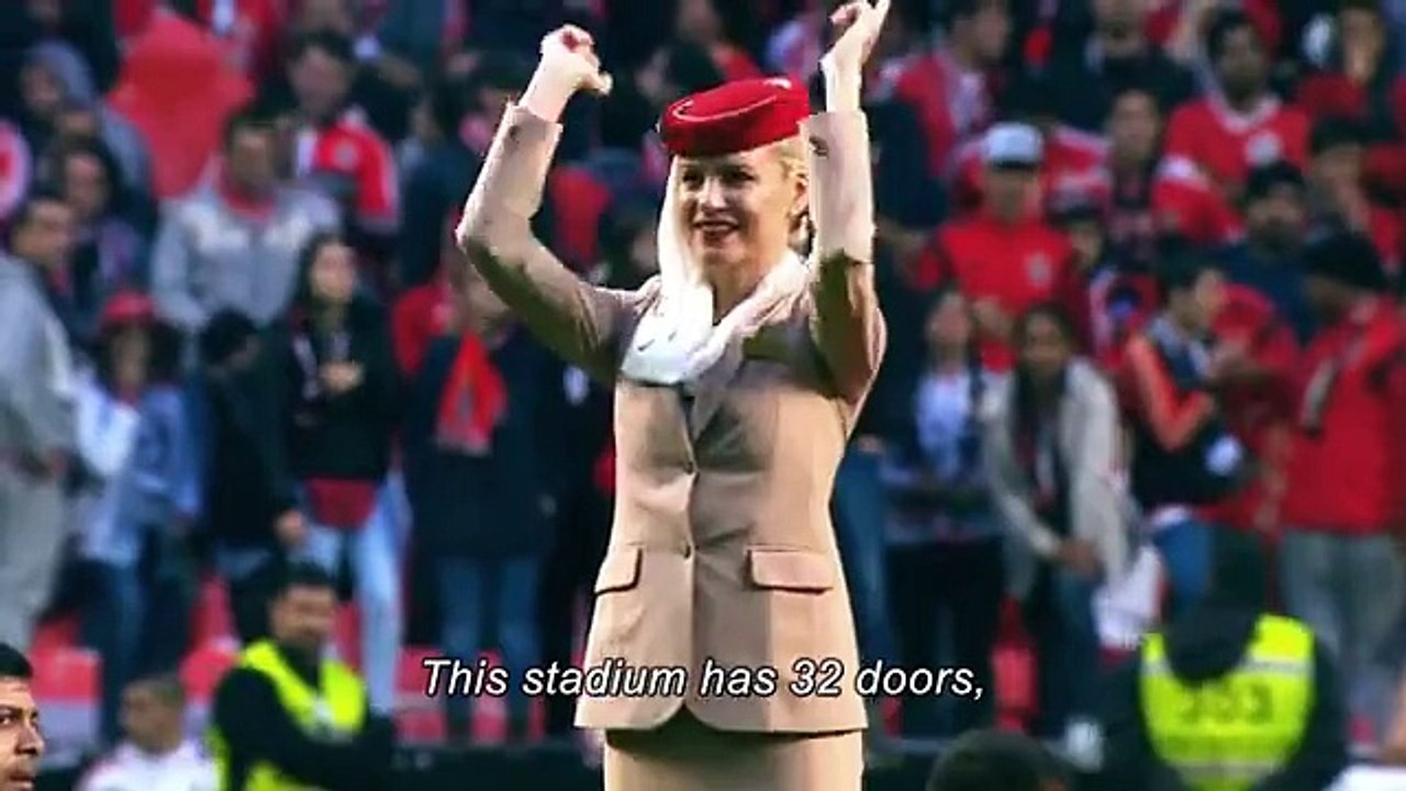 Buzz : Des hôtesses Emirates font des consignes de sécurité dans un stade de football !