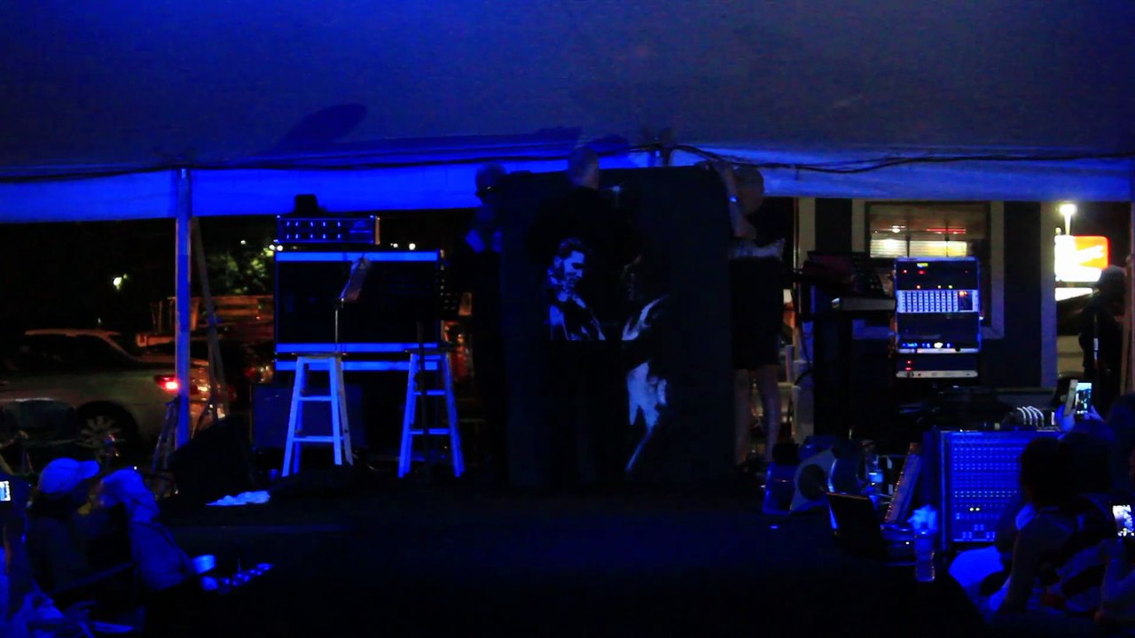 Chris Drummond painting a portrait of Elvis during his show at the tent Elvis Week 2015