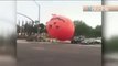 Une citrouille gonflable géante s'envole en pleine rue aux USA