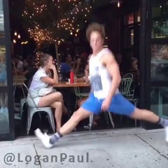 Gars qui fait le grand écart dans les rues de New York