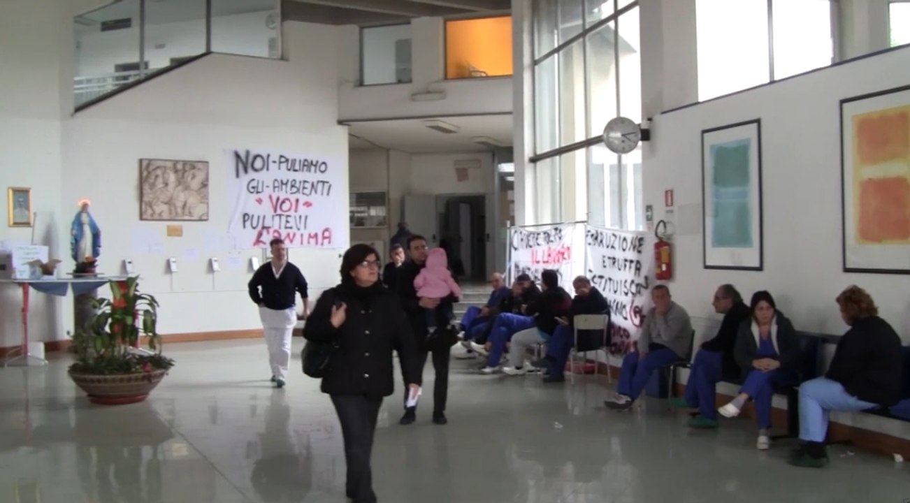 Aversa (CE) - Protesta della ditta di pulizia (31.10.15)