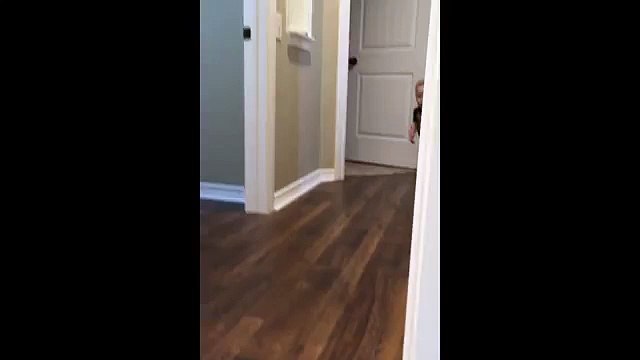 La réaction de ce bébé à qui son grand-père a vraiment fait peur