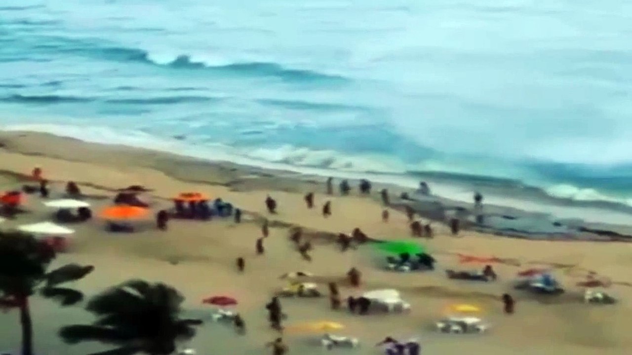 Tornado sorprende a unos bañistas en Brasil