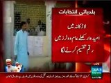 PPP candidate caught red handed for distributing money in voters on polling station in Larkana