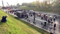 Nieuw fietsecoduct wordt op zijn plaats gereden - RTV Noord