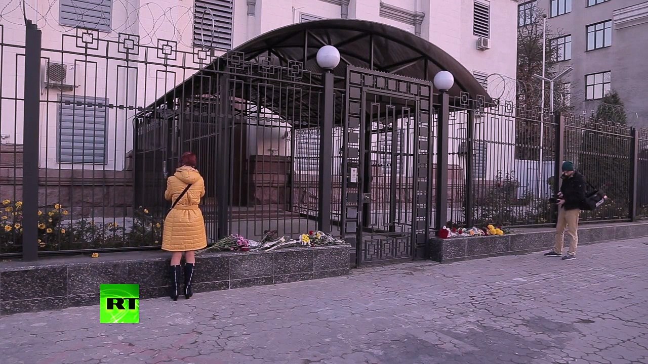 Les ukrainiens pleurent les victimes du vol 7K9268 devant l’ambassade de Russie à Kiev