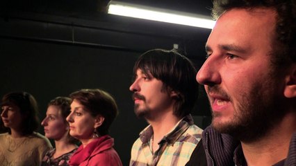 LES CRIS DES CHIENS SONT COMME DES CARESSES