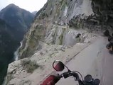 Le vertige en moto sur les hauts des montagnes