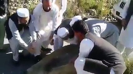 Sirajul ul Haq Removing big Stone himself from the Road watch