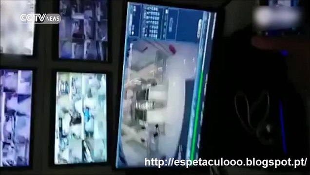Mãe morre engolida pelas escadas rolantes mas consegue salvar o filho no último segundo.