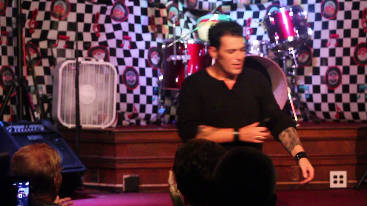 Franz Goovaerts sings 'Walking In Memphis' Elvis Week 2015